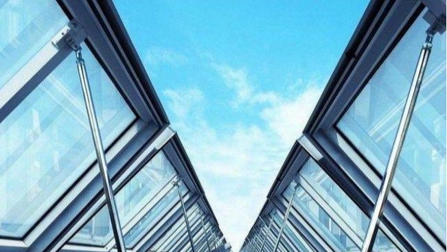 嫌上千塊的斷橋鋁門窗貴，用了幾百元的，住了幾年后我們在對比下